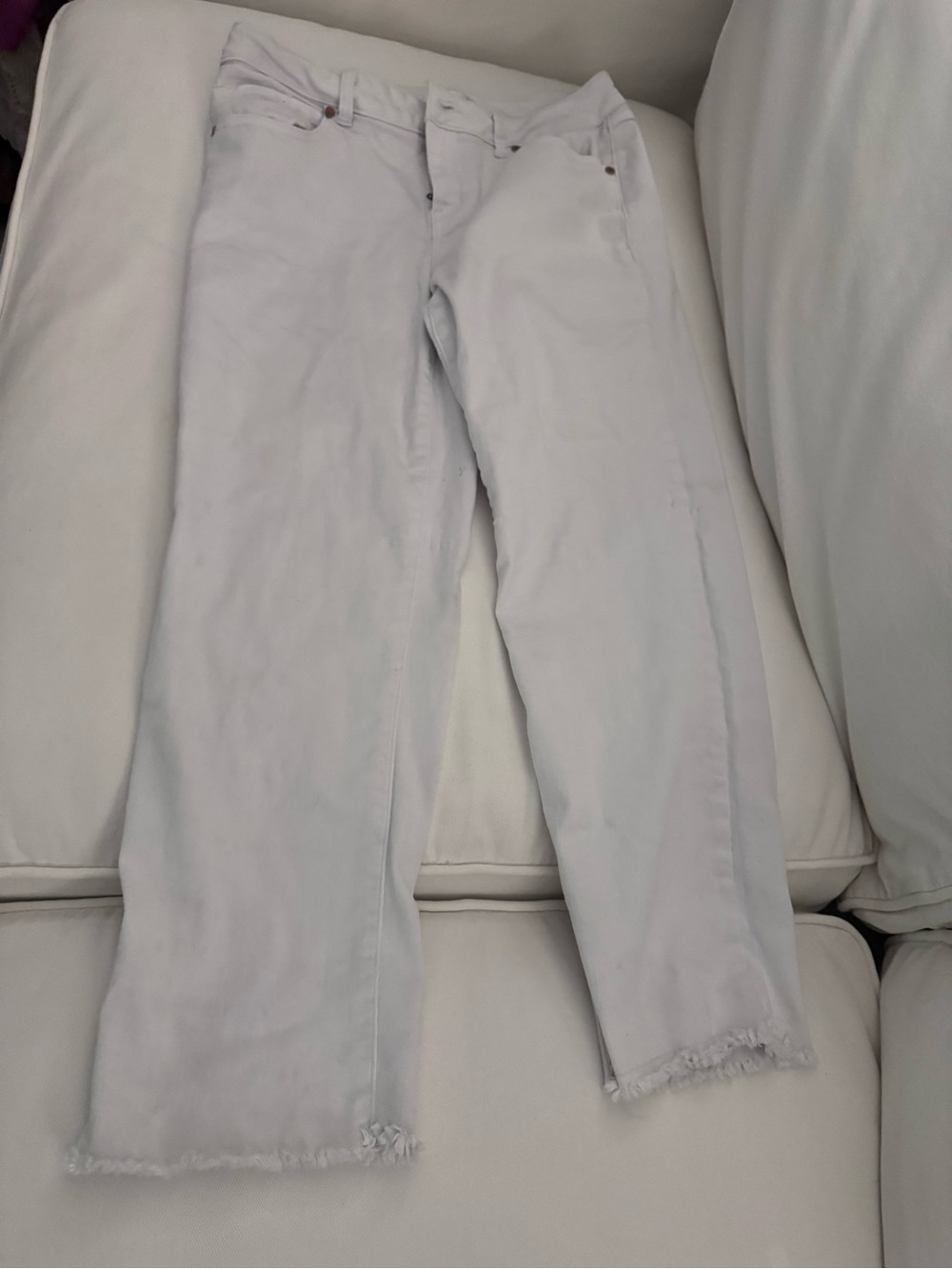 1822 Denim White Ankle Crop Jeans with Frayed Hem - Picture 3 of 5